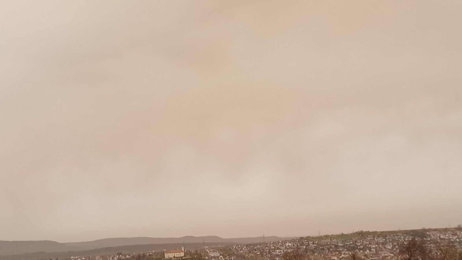 Am Karsamstag brachte Sahara-Staub eine eigentümliche Stimmung übers Ländle, hier eine morgendliche Ansicht von Vaihingen. Foto: Rücker Am Karsamstag brachte Sahara-Staub eine eigentümliche Stimmung übers Ländle, hier eine morgendliche Ansicht von Vaihingen. Foto: Rücker