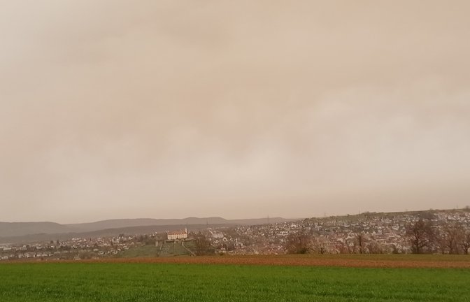 Am Karsamstag brachte Sahara-Staub eine eigentümliche Stimmung übers Ländle, hier eine morgendliche Ansicht von Vaihingen.  <span class='image-autor'>Foto: Rücker</span>