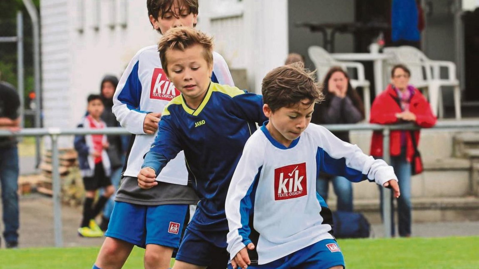 Die Illinger E-Junioren Jonas Langenstein (vorne) und Julian Moncada behaupten den Ball gegen Nussdorfs Florian Weigel. Foto: Küppers Die Illinger E-Junioren Jonas Langenstein (vorne) und Julian Moncada behaupten den Ball gegen Nussdorfs Florian Weigel. Foto: Küppers