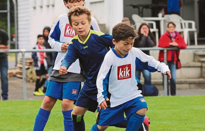 Die Illinger E-Junioren Jonas Langenstein (vorne) und Julian Moncada behaupten den Ball gegen Nussdorfs Florian Weigel. Foto: Küppers