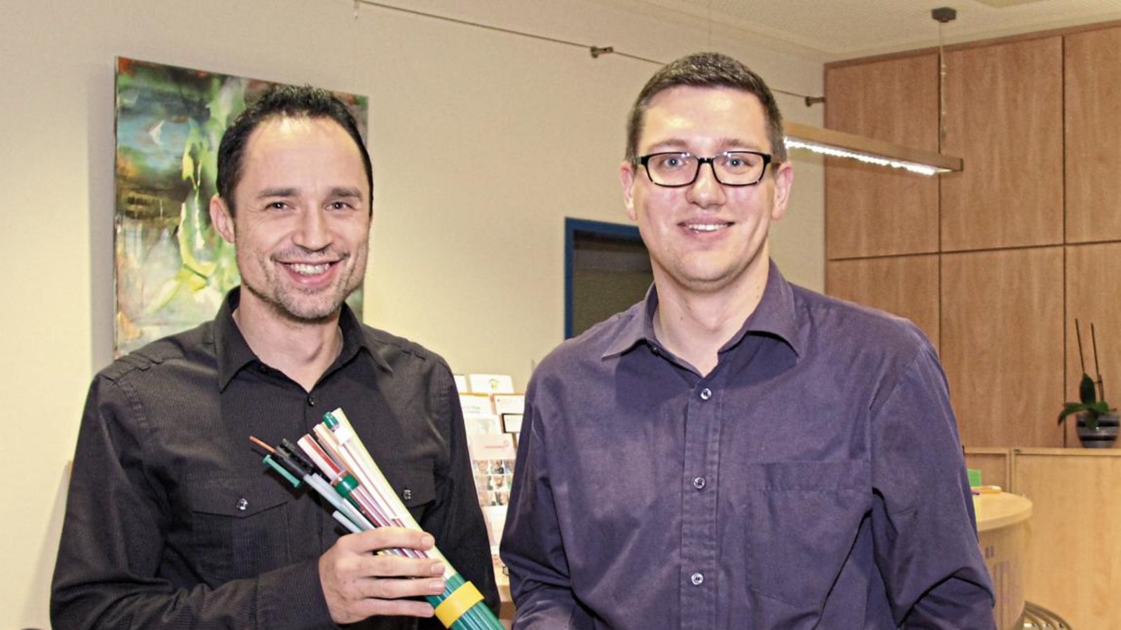 Hauptamtsleiter Sven Holz (links) und Daniel Olheide posieren mit einem der künftigen Kabel. Foto: Romanowski Hauptamtsleiter Sven Holz (links) und Daniel Olheide posieren mit einem der künftigen Kabel. Foto: Romanowski