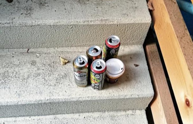 Ärgerliches Überbleibsel im Parkhaus Köpfwiesen: Alles artig zusammengestellt, aber der Weg zum Mülleimer war dann wohl doch zu weit.  Foto: Romanowski