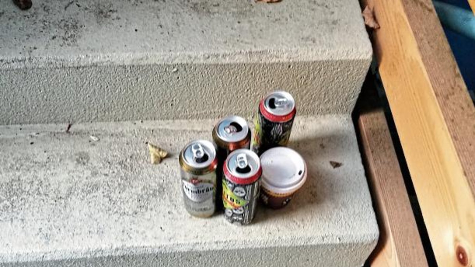 Ärgerliches Überbleibsel im Parkhaus Köpfwiesen: Alles artig zusammengestellt, aber der Weg zum Mülleimer war dann wohl doch zu weit. Foto: Romanowski Ärgerliches Überbleibsel im Parkhaus Köpfwiesen: Alles artig zusammengestellt, aber der Weg zum Mülleimer war dann wohl doch zu weit. Foto: Romanowski