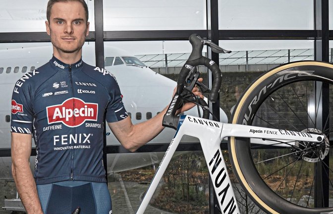 Endlich hat es geklappt: Stolz posiert Alexander Krieger im Outfit des Pro-Continental-Teams Alpecin-Fenix. Foto: Rachow/Mr. Pinko