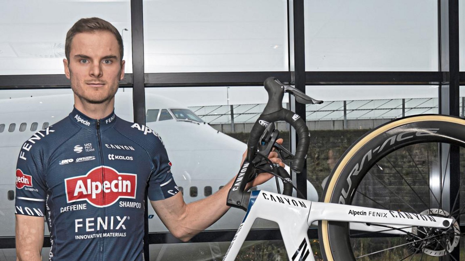 Endlich hat es geklappt: Stolz posiert Alexander Krieger im Outfit des Pro-Continental-Teams Alpecin-Fenix. Foto: Rachow/Mr. Pinko Endlich hat es geklappt: Stolz posiert Alexander Krieger im Outfit des Pro-Continental-Teams Alpecin-Fenix. Foto: Rachow/Mr. Pinko