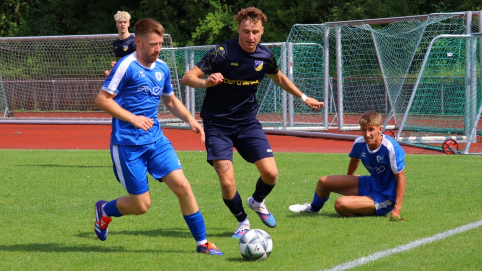 Gabriel Koertge Corral (Mitte) und der TSV Ehningen bezwingen in der 1. Runde des Verbandspokals die SGM Dettingen/Glems.Maximilian Schöbel Gabriel Koertge Corral (Mitte) und der TSV Ehningen bezwingen in der 1. Runde des Verbandspokals die SGM Dettingen/Glems.Maximilian Schöbel