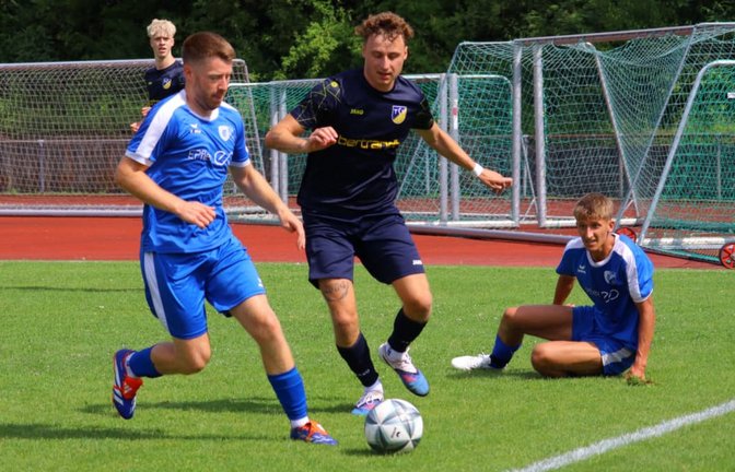 Gabriel Koertge Corral (Mitte) und der TSV Ehningen bezwingen in der 1. Runde des Verbandspokals die SGM Dettingen/Glems.<span class='image-autor'>Maximilian Schöbel</span>