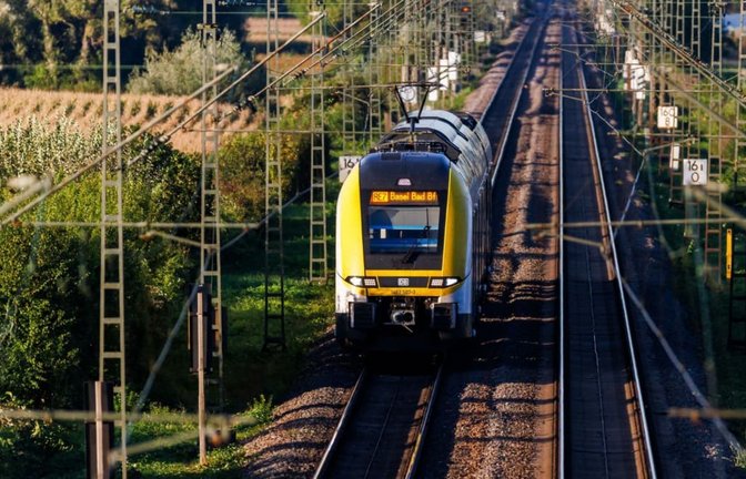 Ein Nahverkehrszug fährt nahe Lahr über die Rheintalstrecke.<span class='image-autor'>Philipp von Ditfurth/dpa</span>