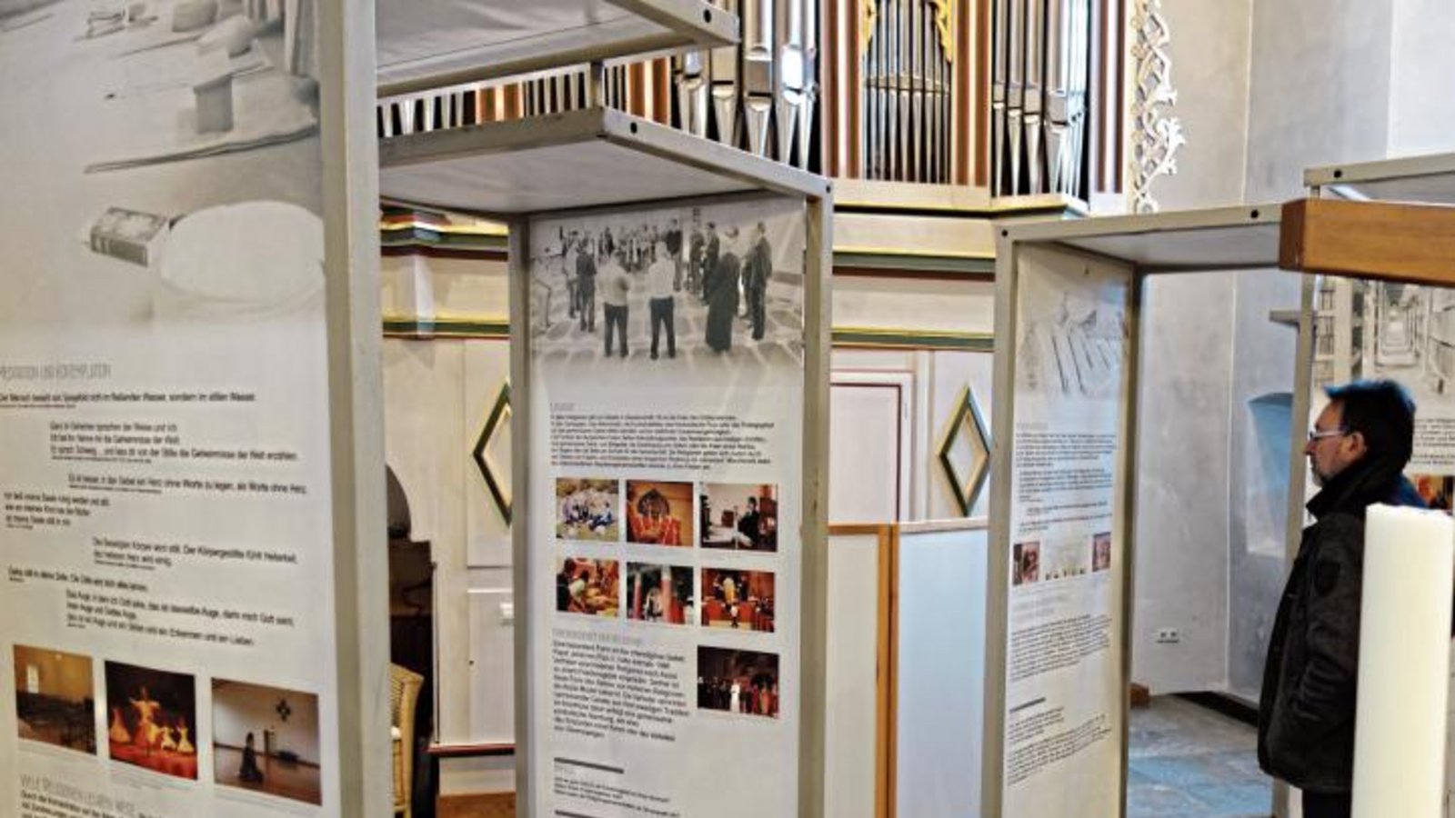 Derzeit ist die Ausstellung „Dialogtüren“ in der Oberriexinger Georgskirche zu sehen. Ab dem 4. Februar wandert sie bis zum 24. Februar in die neuapostolische Kirche Oberriexingen. Danach ist sie in Sachsenheim zu sehen.  Foto: Gergen