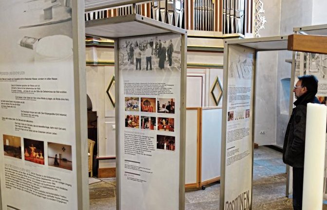Derzeit ist die Ausstellung „Dialogtüren“ in der Oberriexinger Georgskirche zu sehen. Ab dem 4. Februar wandert sie bis zum 24. Februar in die neuapostolische Kirche Oberriexingen. Danach ist sie in Sachsenheim zu sehen.  Foto: Gergen