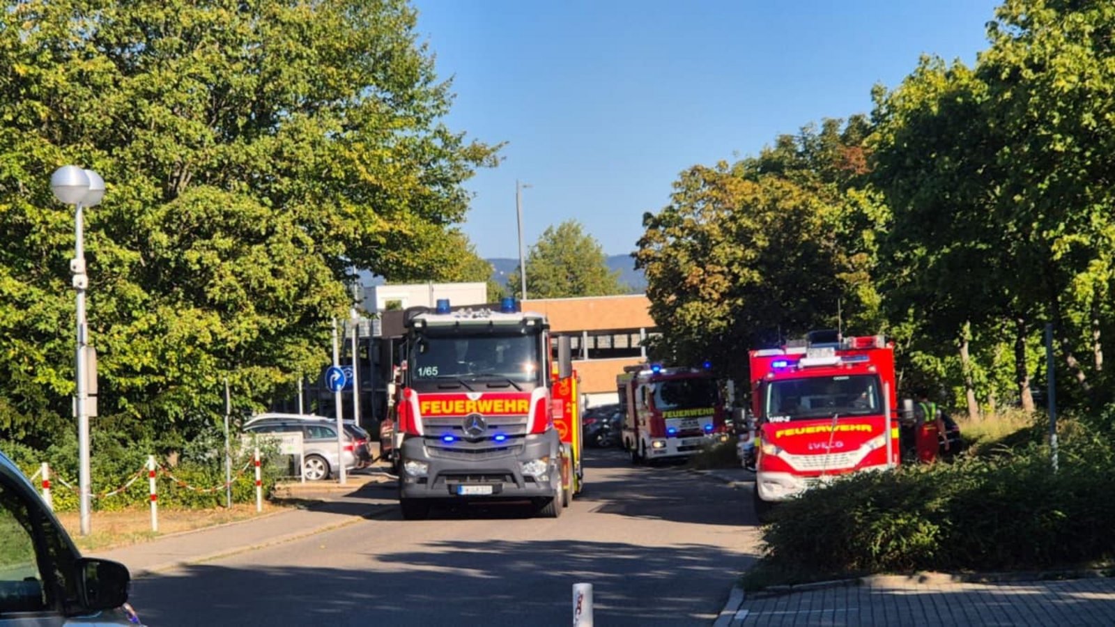 Zu einem größeren Einsatz rückten am Donnerstagnachmittag zahlreiche Einsatzkräfte zur Helios-Klinik in Rottweil aus.Corinne Otto Zu einem größeren Einsatz rückten am Donnerstagnachmittag zahlreiche Einsatzkräfte zur Helios-Klinik in Rottweil aus.Corinne Otto