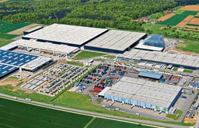 Im Industriegebiet Eichwald will Autohersteller Porsche seine Fläche in Richtung Westen (links neben den bestehenden Gebäuden) für den Bau von E-Auto-Prototypen erweitern. Foto: Archiv