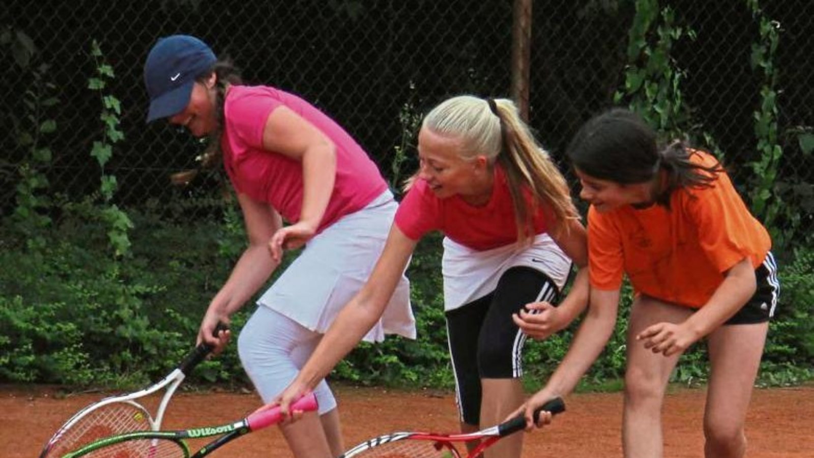 Zum Aufwärmen wird Hockey mit Tennisschläger und Ball gespielt. Foto: Nachreiner