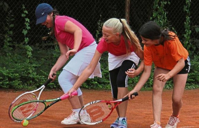 Zum Aufwärmen wird Hockey mit Tennisschläger und Ball gespielt. Foto: Nachreiner
