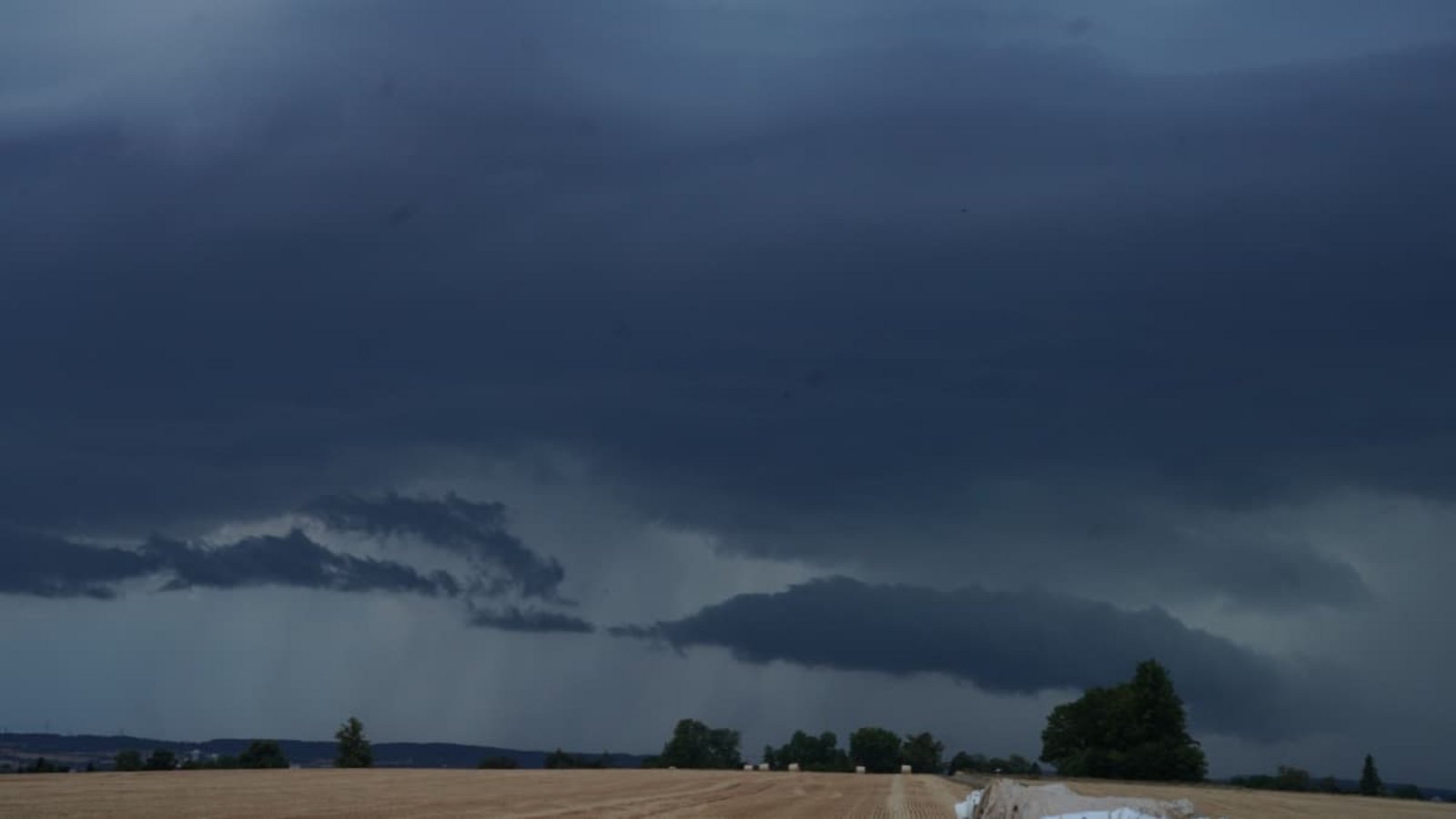 Ein Unwetter hat sich am Donnerstagabend über dem Kreis Ludwigsburg zusammengebraut.Andreas Rosar Fotoagentur-Stuttgart Ein Unwetter hat sich am Donnerstagabend über dem Kreis Ludwigsburg zusammengebraut.Andreas Rosar Fotoagentur-Stuttgart