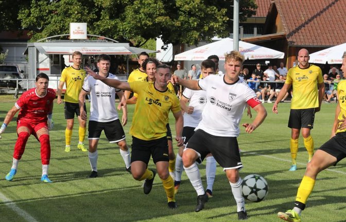 Unterhaltsames Duell zwischen der SKV Rutesheim (in Weiß) und dem SV Leonberg/Eltingen: SKV-Kapitän Markus Wellert (vo.) erzielte kurz vor Schluss den 3:2-Siegtreffer für sein Team.<span class='image-autor'>Andreas Gorr</span>