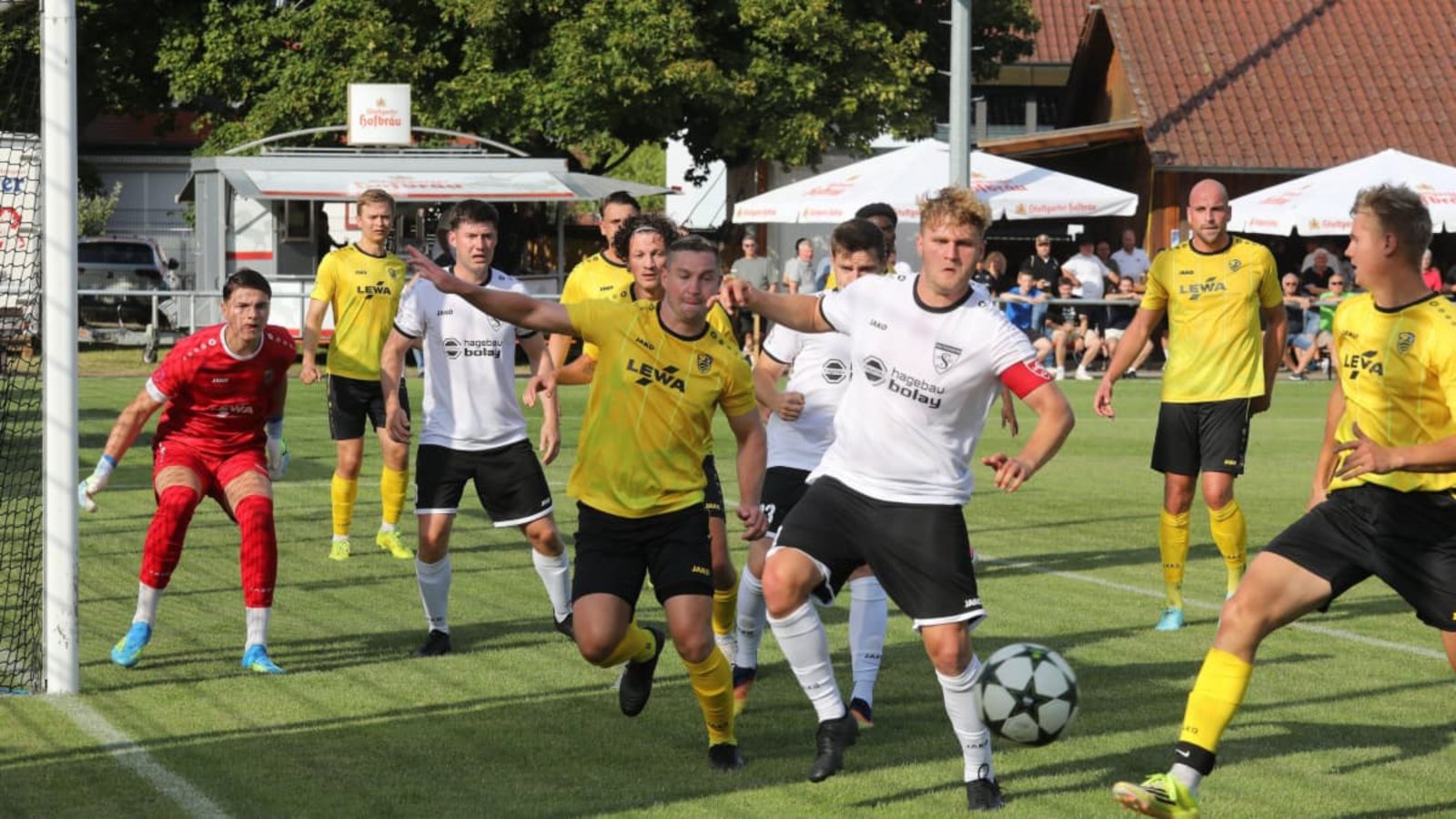 Unterhaltsames Duell zwischen der SKV Rutesheim (in Weiß) und dem SV Leonberg/Eltingen: SKV-Kapitän Markus Wellert (vo.) erzielte kurz vor Schluss den 3:2-Siegtreffer für sein Team.Andreas Gorr Unterhaltsames Duell zwischen der SKV Rutesheim (in Weiß) und dem SV Leonberg/Eltingen: SKV-Kapitän Markus Wellert (vo.) erzielte kurz vor Schluss den 3:2-Siegtreffer für sein Team.Andreas Gorr