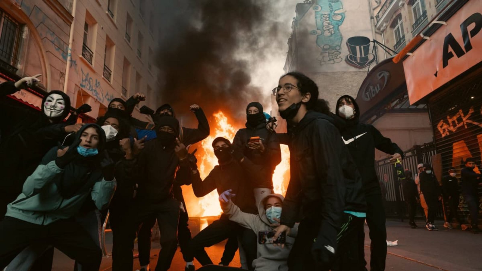 Der Mob tobt in Paris.IMAGO/Oualid Abdellaoui Der Mob tobt in Paris.IMAGO/Oualid Abdellaoui