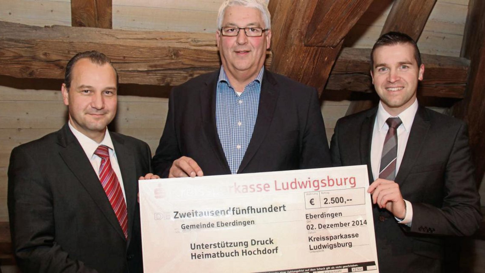 Marco Beckbissinger (rechts) und Stefan Oettinger (links) überreichen den Spendenscheck an Bürgermeister Peter Schäfer. Foto: Elsässer Marco Beckbissinger (rechts) und Stefan Oettinger (links) überreichen den Spendenscheck an Bürgermeister Peter Schäfer. Foto: Elsässer