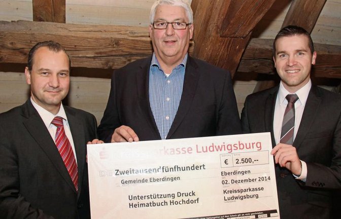Marco Beckbissinger (rechts) und Stefan Oettinger (links) überreichen den Spendenscheck an Bürgermeister Peter Schäfer. Foto: Elsässer