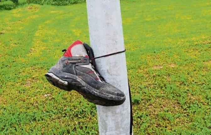 „Aufgehängt. Letzte Station eines sportlichen Schuhes im Sersheimer Wiesenweg“, schreibt uns Lothar Makkens zu diesem Schnappschuss.