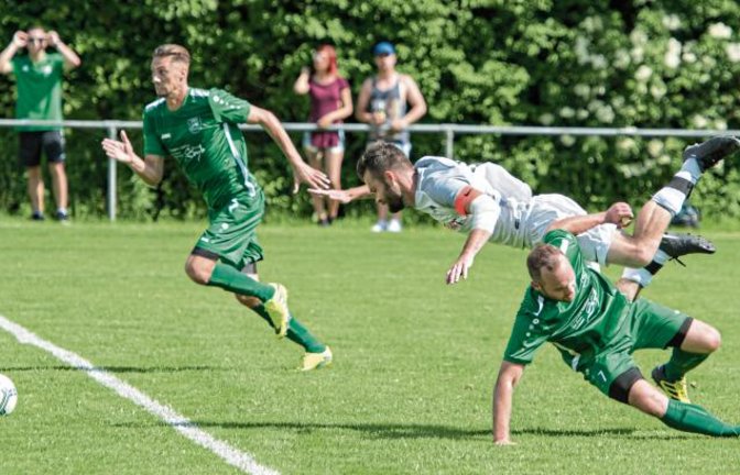 Philipp Gutjahr (rechts) holt im Spitzenspiel der Kreisliga A 3 Björn Kachel von den Beinen. Am Ende hat der TSV Kleinglattbach gegen Meister Riet mit 2:0 die Nase vorn. Foto: Leitner