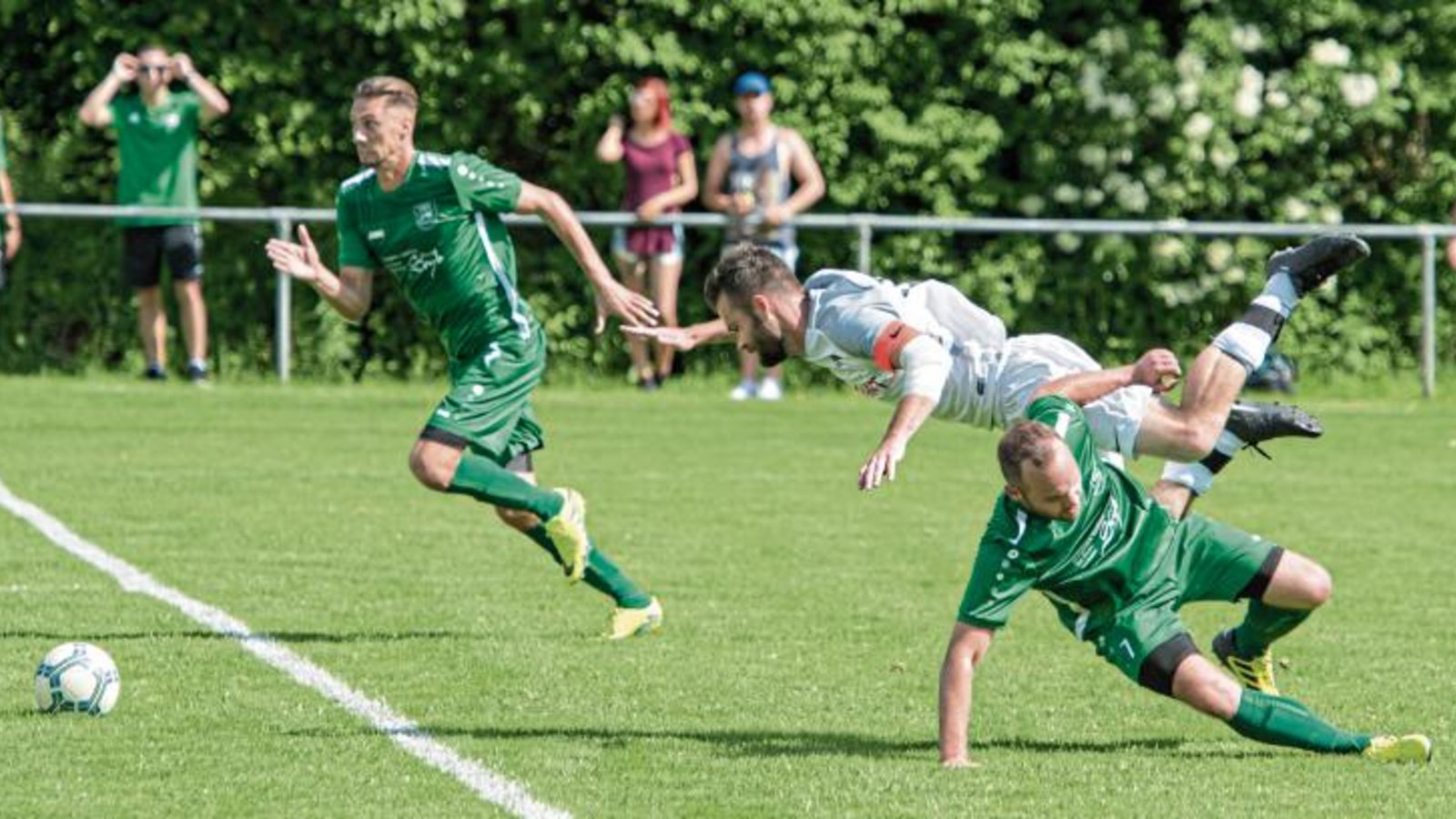 Philipp Gutjahr (rechts) holt im Spitzenspiel der Kreisliga A 3 Björn Kachel von den Beinen. Am Ende hat der TSV Kleinglattbach gegen Meister Riet mit 2:0 die Nase vorn. Foto: Leitner Philipp Gutjahr (rechts) holt im Spitzenspiel der Kreisliga A 3 Björn Kachel von den Beinen. Am Ende hat der TSV Kleinglattbach gegen Meister Riet mit 2:0 die Nase vorn. Foto: Leitner