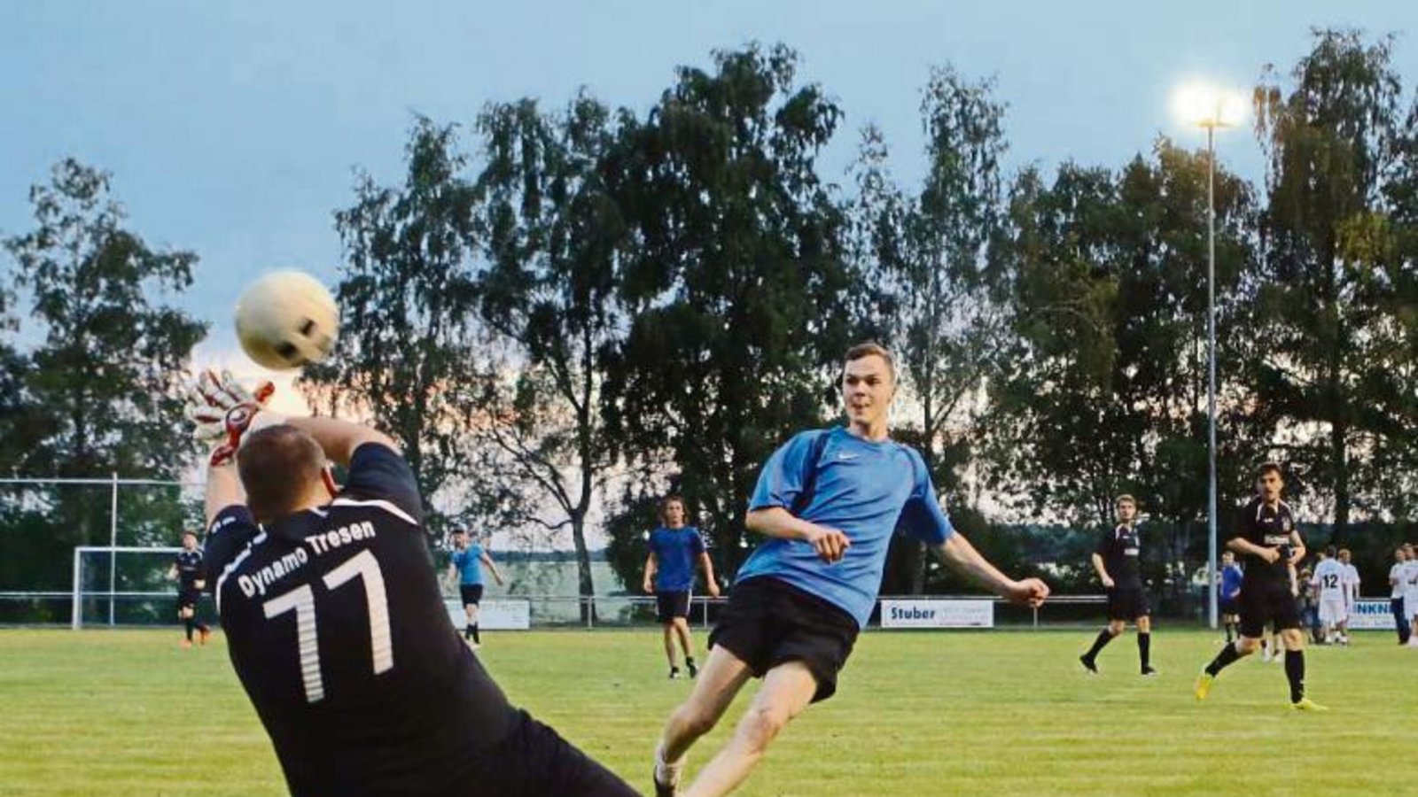 Auch unter künstlichem Licht gelingt nicht alles: Hier pariert der Torwart von Dynamo Tresen einen Schuss beim Flutlicht-Cup des TSV Häfnerhaslach. Foto: Baumann Auch unter künstlichem Licht gelingt nicht alles: Hier pariert der Torwart von Dynamo Tresen einen Schuss beim Flutlicht-Cup des TSV Häfnerhaslach. Foto: Baumann