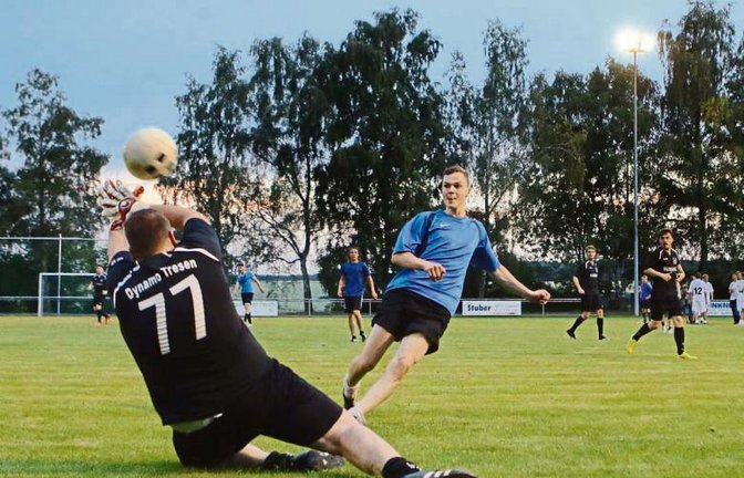 Auch unter künstlichem Licht gelingt nicht alles: Hier pariert der Torwart von Dynamo Tresen einen Schuss beim Flutlicht-Cup des TSV Häfnerhaslach. Foto: Baumann
