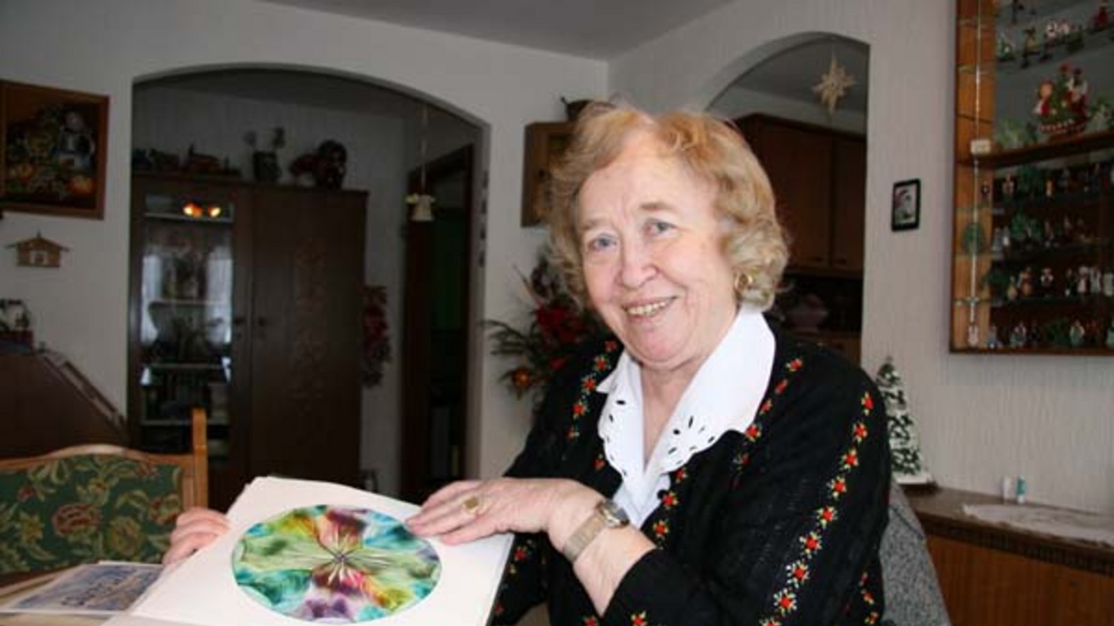 Edith Geduldig zeigt eine ihrer Wachsmalereien. Foto: Rücker Edith Geduldig zeigt eine ihrer Wachsmalereien. Foto: Rücker