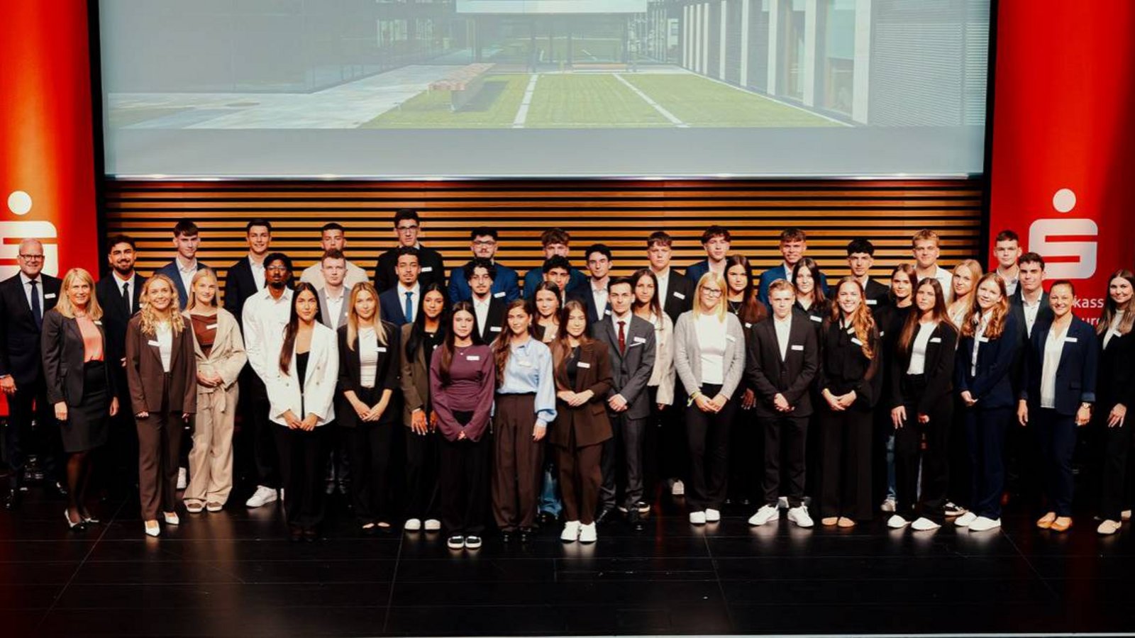 Die Auszubildenen und Studierenden des neuen Jahrgangs.  Foto: p