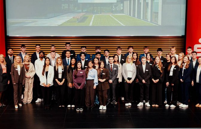 Die Auszubildenen und Studierenden des neuen Jahrgangs.  <span class='image-autor'>Foto: p</span>
