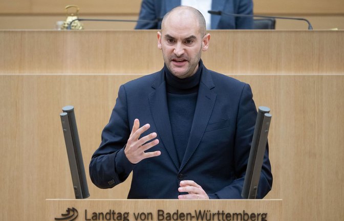 Finanzminister Danyal Bayaz (Grüne) verteidigte am Mittwoch im Landtag den geplanten Teilverkauf.<span class='image-autor'>Foto: dpa/Marijan Murat</span>