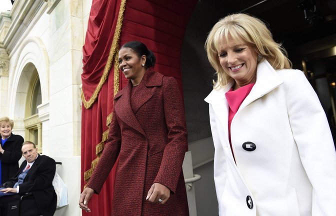 Einst "Second Lady", heute ist sie die erste: Jill Biden (rechts) mit Michelle Obama, ihres Zeichens auch schon erste Frau im Staat.<span class='image-autor'>Foto: IMAGO / UPI Photo</span>