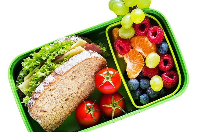 Am besten wenden Eltern psychologische Tricks aus dem Marketing an: Wer von der „Snackbox“ anstelle der „Brotdose“ spricht und dort kein „Pausenbrot“, sondern ein „Sandwich“ hineinpackt, meint zwar das gleiche – hat aber bessere Chancen, den Nachwuchs zu überzeugen.<span class='image-autor'>Foto: airborne77 - stock.adobe.com</span>