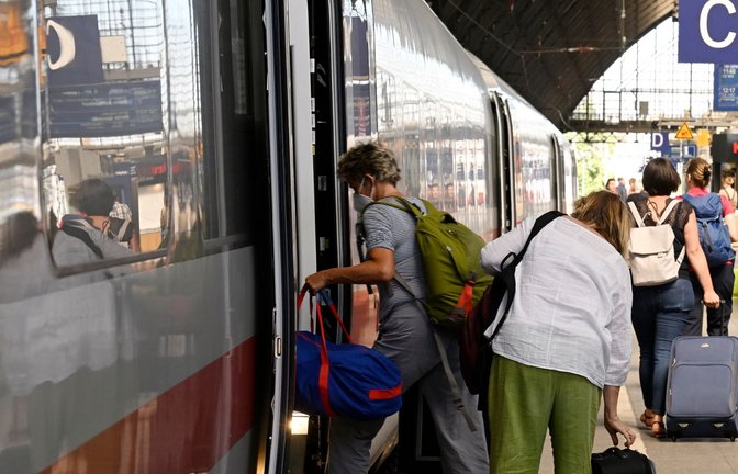 Reisende steigen am Kölner Hauptbahnhof in einen ICE-Zug nach Berlin.<span class='image-autor'>Foto: Roberto Pfeil/dpa</span>