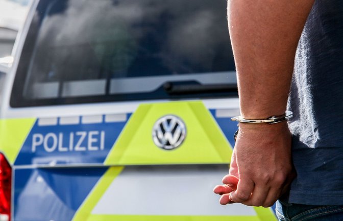 Die Polizei hat vier Männer festgenommen. (Symbolbild)<span class='image-autor'>Foto: IMAGO/Fotostand/IMAGO/Fotostand / K. Schmitt</span>
