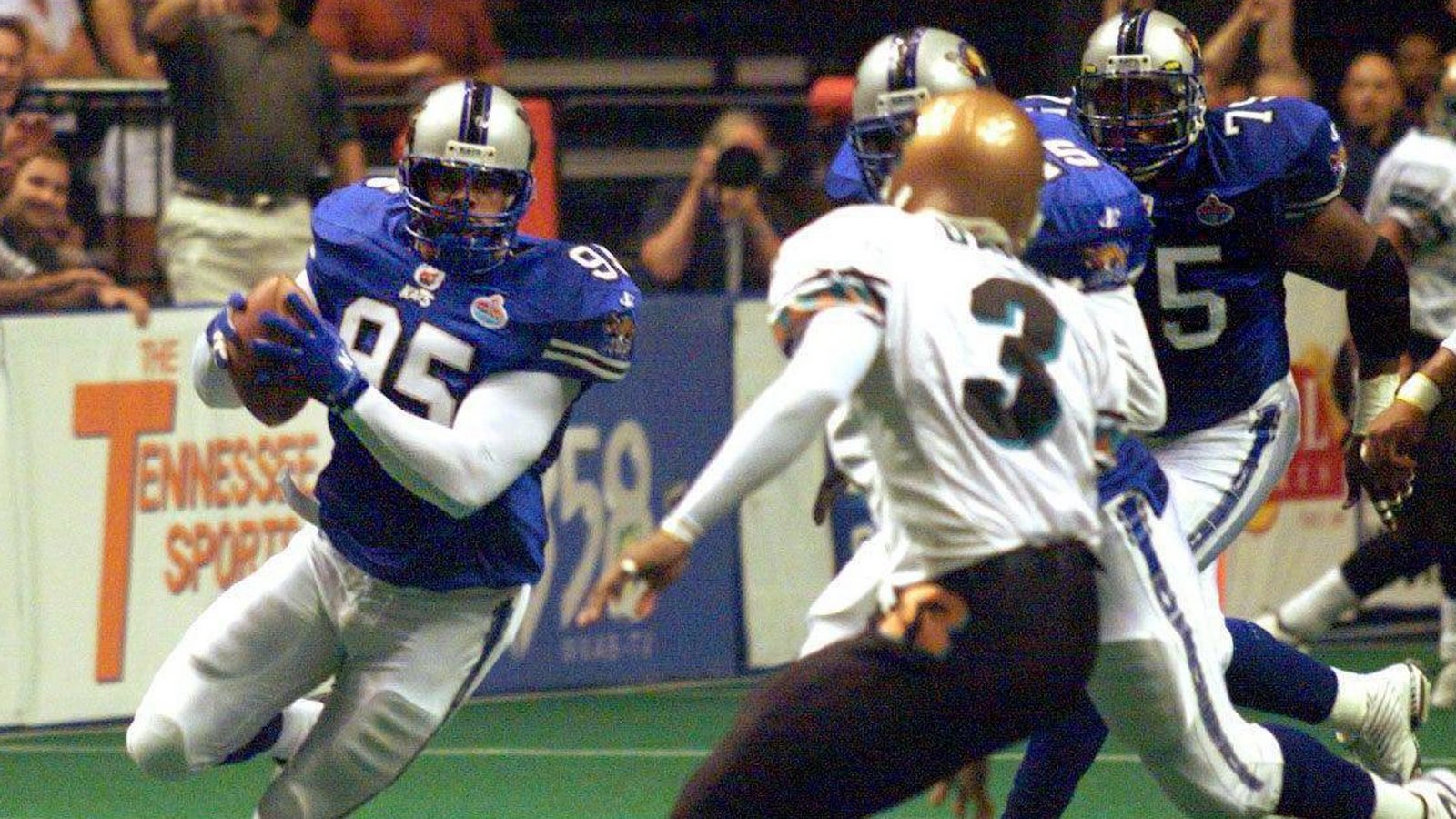 Dynamik auf engem Raum: Football unter dem Hallendach wird in den USA in verschiedenen Ligen gespielt.Foto: Imago/USA TODAY Network Dynamik auf engem Raum: Football unter dem Hallendach wird in den USA in verschiedenen Ligen gespielt.Foto: Imago/USA TODAY Network