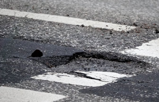 Schlaglöcher und rumpelige Straßen sind ein sichtbares Zeichen für die Finanznot vieler Kommunen.<span class='image-autor'>Foto: Rabea Gruber/dpa</span>