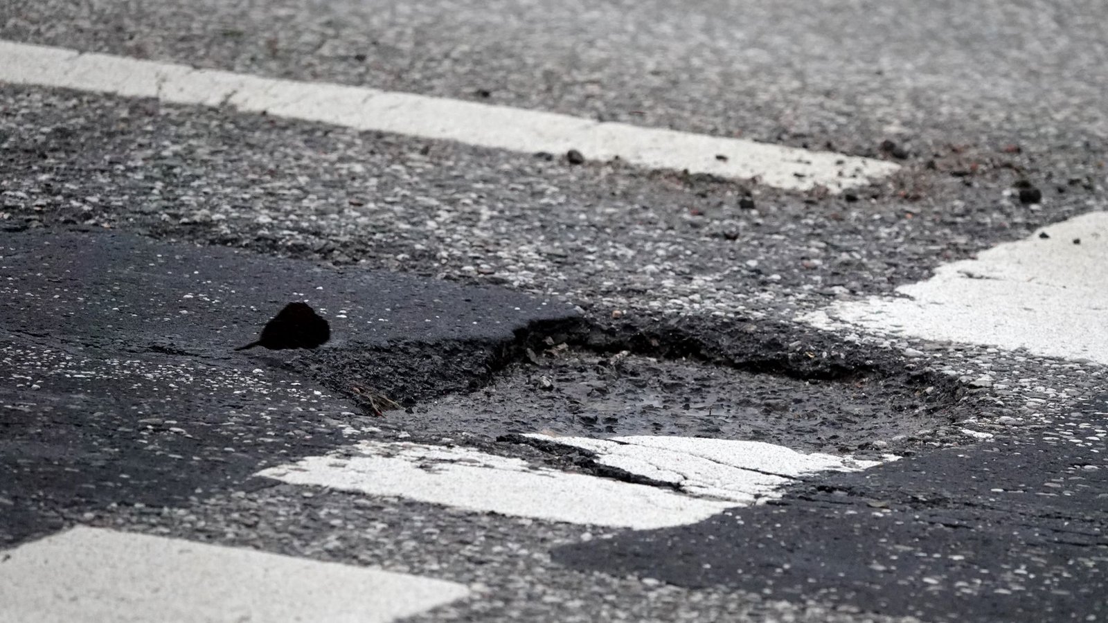 Schlaglöcher und rumpelige Straßen sind ein sichtbares Zeichen für die Finanznot vieler Kommunen.Foto: Rabea Gruber/dpa Schlaglöcher und rumpelige Straßen sind ein sichtbares Zeichen für die Finanznot vieler Kommunen.Foto: Rabea Gruber/dpa