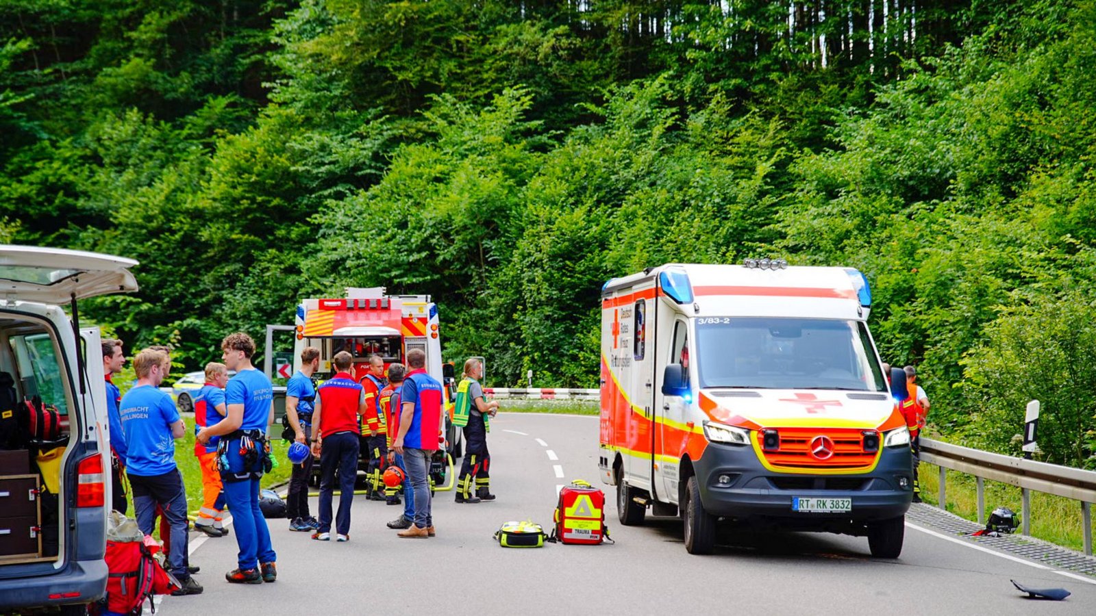 Mit Hilfe der Bergwacht und der Feuerwehr konnte der Schwerverletzte gerettet werden und wurde anschließend mit dem Rettungshubschrauber in eine Klinik gebracht.Foto: 7aktuell.de | 7aktuell Mit Hilfe der Bergwacht und der Feuerwehr konnte der Schwerverletzte gerettet werden und wurde anschließend mit dem Rettungshubschrauber in eine Klinik gebracht.Foto: 7aktuell.de | 7aktuell