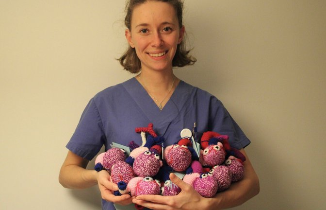 Mareen Kraft, Assistenzärztin an der Uniklinik Tübingen, häkelt Herzmodelle aus Wolle.<span class='image-autor'>Foto: Rebecca Fröhlich</span>