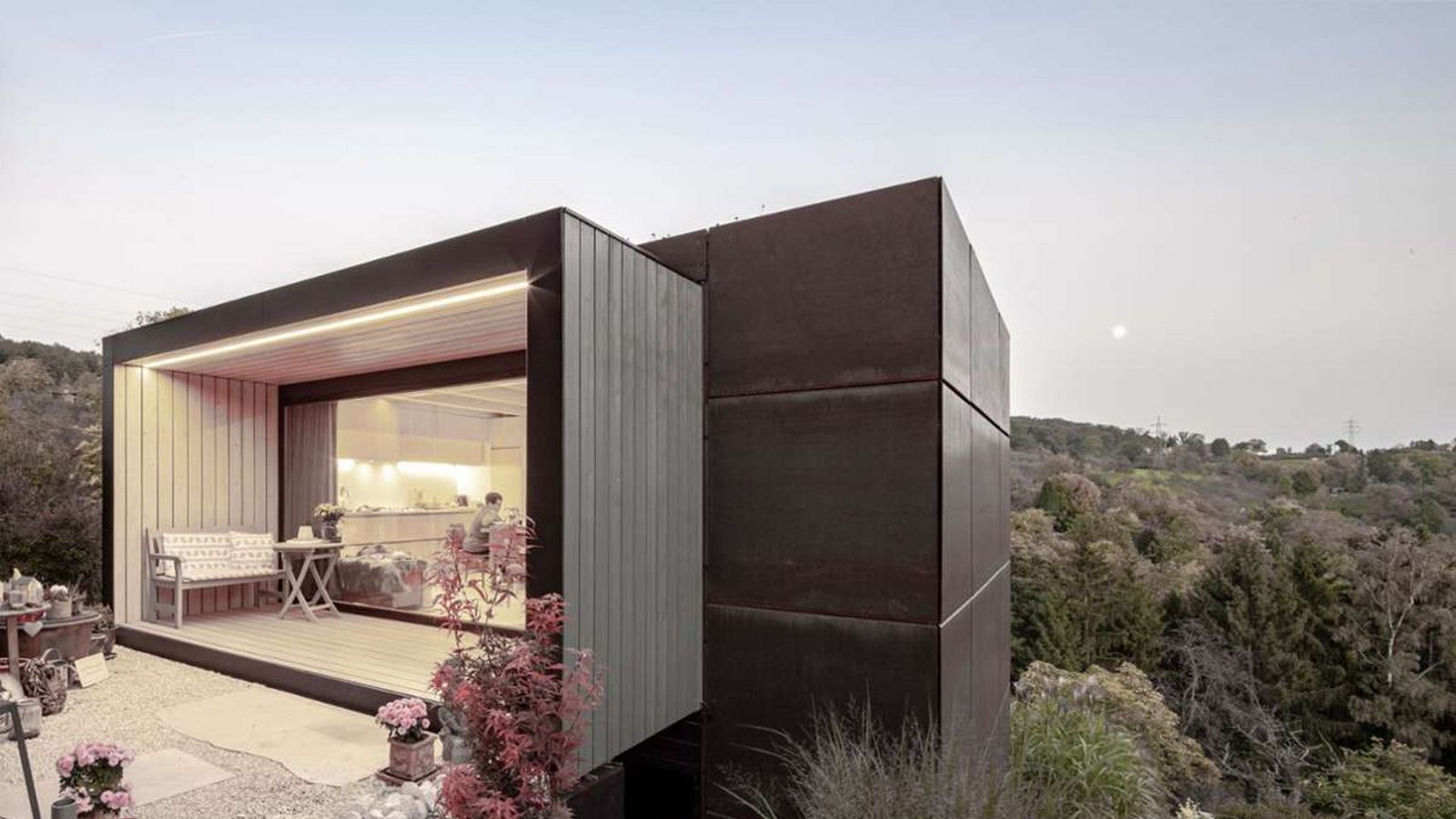 Am Steilhang: Ein Blick in das von Architekt Thomas Sixt Finckh entworfene Einfamilienhaus in zweiter Reihe in Esslingen – Wohnglück auf 95 Quadratmetern inmitten der Natur.Foto: Thomas Sixt Finckh Am Steilhang: Ein Blick in das von Architekt Thomas Sixt Finckh entworfene Einfamilienhaus in zweiter Reihe in Esslingen – Wohnglück auf 95 Quadratmetern inmitten der Natur.Foto: Thomas Sixt Finckh