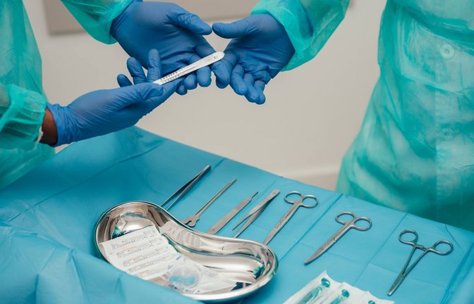 Die Chirurgie ist jenes Teilgebiet der Medizin, das sich mit der operativen Behandlung von Krankheiten und Verletzungen beschäftigt. Einer der Wegbereiter der  modernen Chirurgie war der antike Arzt Claudius Galenos von Pergamon.<span class='image-autor'>Foto: Imago/Addictive Stock</span>
