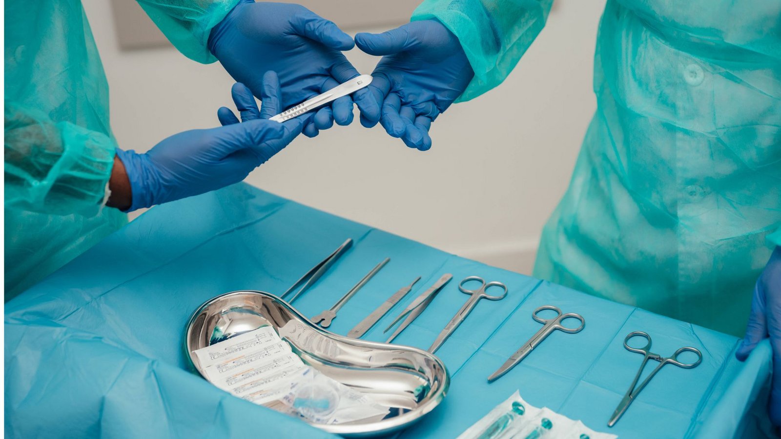 Die Chirurgie ist jenes Teilgebiet der Medizin, das sich mit der operativen Behandlung von Krankheiten und Verletzungen beschäftigt. Einer der Wegbereiter der  modernen Chirurgie war der antike Arzt Claudius Galenos von Pergamon.Foto: Imago/Addictive Stock