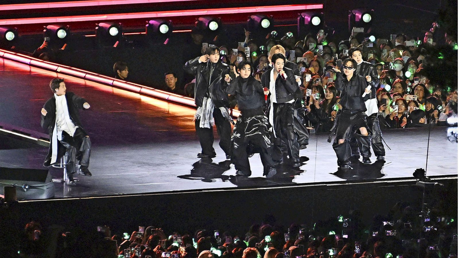 BTS  endlich wieder auf der Bühne: Das Comeback-Konzert im  Gwanghwamun Square in Seoul am 21. März.Foto: IMAGO/Kyodo News