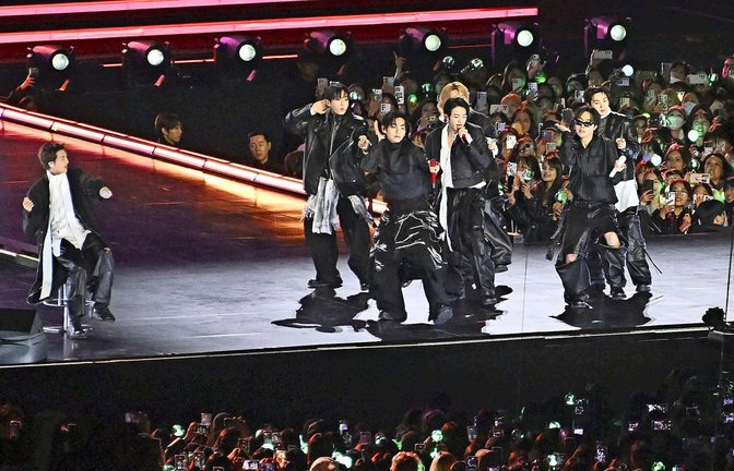 BTS  endlich wieder auf der Bühne: Das Comeback-Konzert im  Gwanghwamun Square in Seoul am 21. März.<span class='image-autor'>Foto: IMAGO/Kyodo News</span>