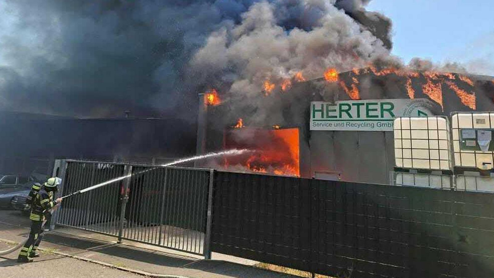 Bei dem Brand entstand viel Rauch.Foto: privat Bei dem Brand entstand viel Rauch.Foto: privat