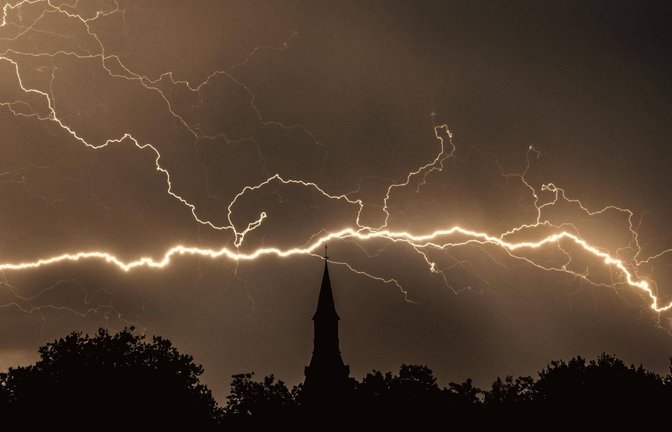 Gewitter gibt es nicht nur im Sommer, auch in den Wintermonaten kann es donnern und blitzen.<span class='image-autor'>Foto: IMAGO/imagebroker/IMAGO/imageBROKER/alimdi / Arterra</span>