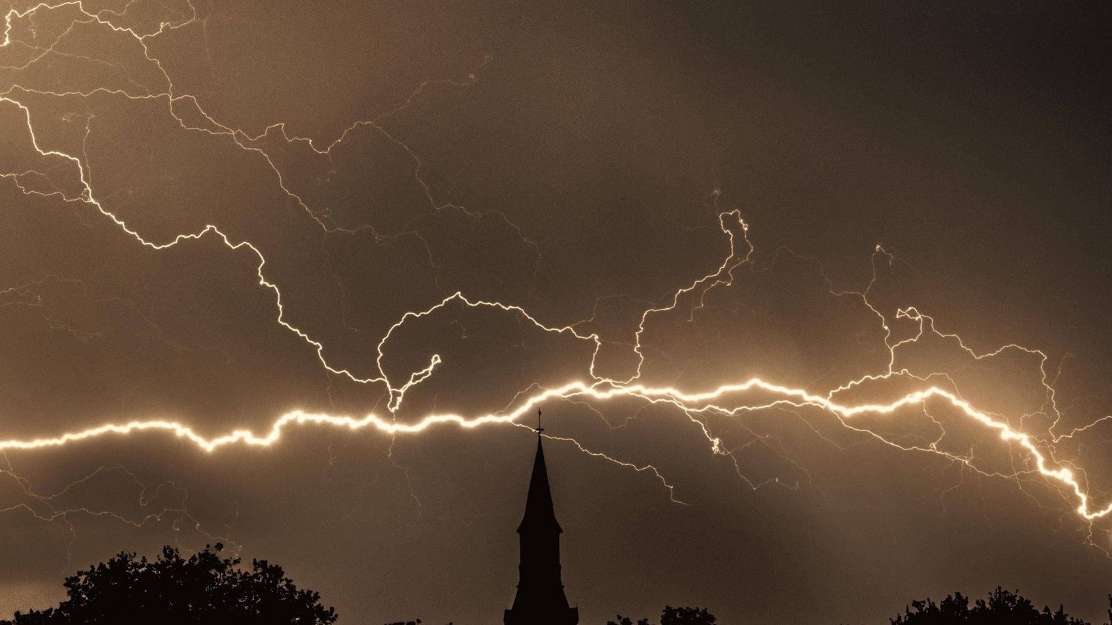 Gewitter gibt es nicht nur im Sommer, auch in den Wintermonaten kann es donnern und blitzen.Foto: IMAGO/imagebroker/IMAGO/imageBROKER/alimdi / Arterra Gewitter gibt es nicht nur im Sommer, auch in den Wintermonaten kann es donnern und blitzen.Foto: IMAGO/imagebroker/IMAGO/imageBROKER/alimdi / Arterra